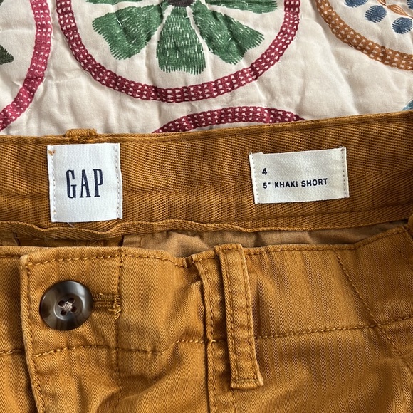 🩳GAP 5” khaki shorts Size 4 - Picture 2 of 3